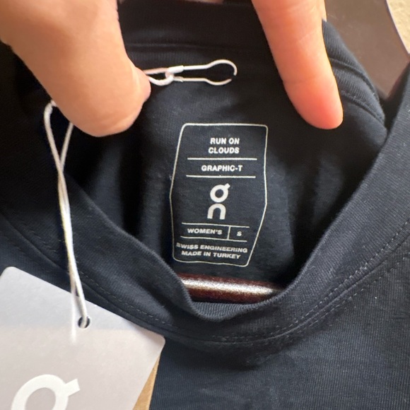 Nwt on clouds running tee - Picture 3 of 5